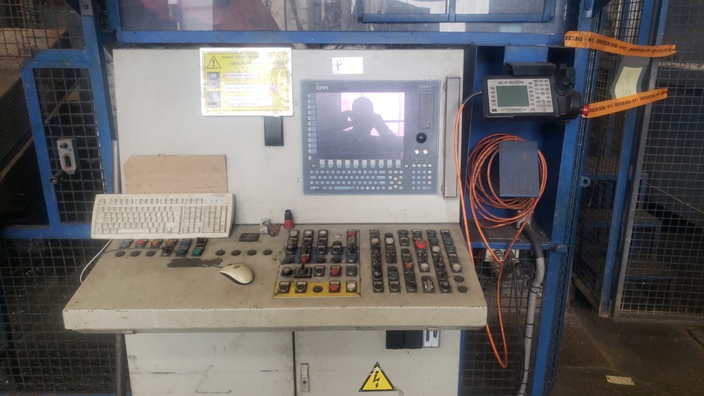 Lot 318 - Ilot de moulage 900T3 4.jpg