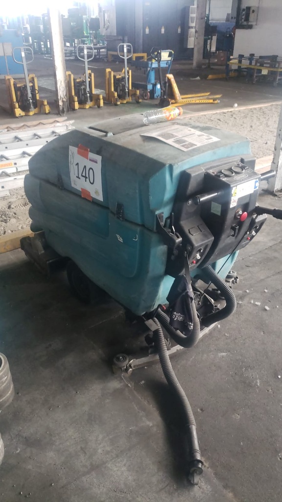 Lot 140 - Autolaveuse TENNANT, N°571552517, année 1998, 551 heures, chargeur et batterie.jpg