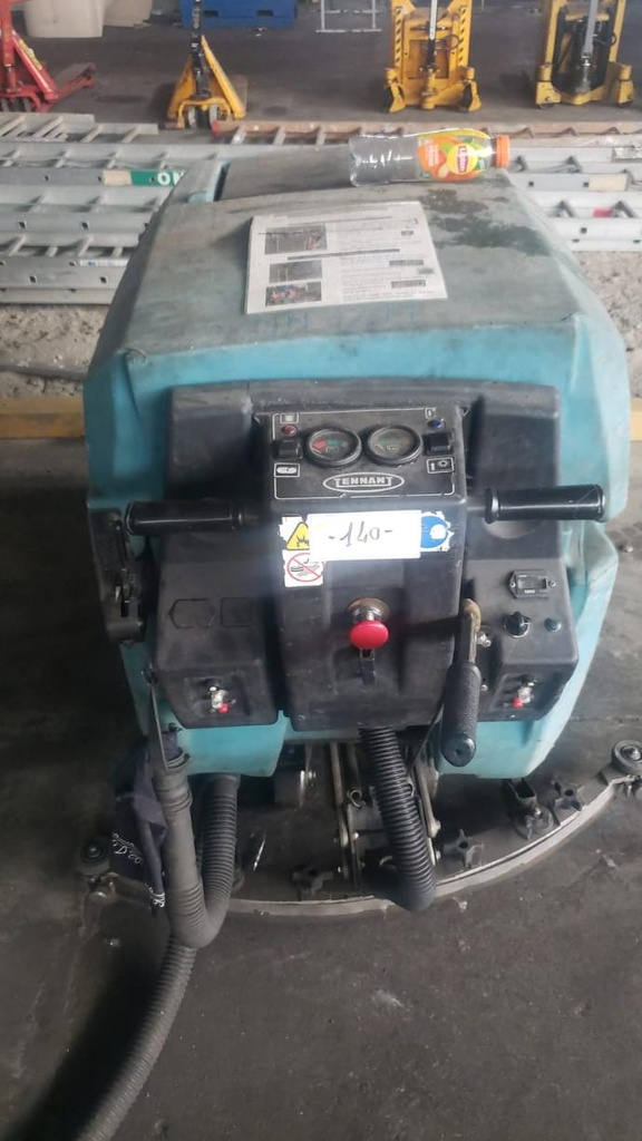 Autolaveuse TENNANT, N°571552517, année 1998, 551 heures, chargeur et batterie